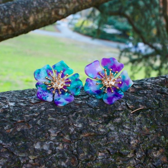 Flowers in bloom Tortoise Big Gold Stud Earrings - Picture 6 of 12